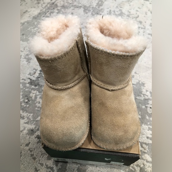 6-12 month Ugg Boots - Picture 1 of 5